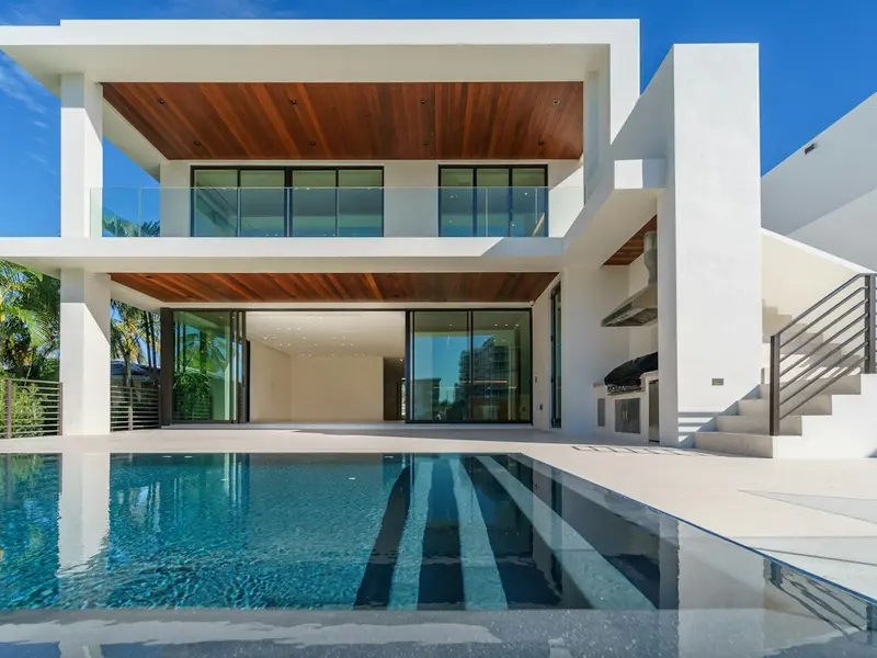 Villa moderna con piscina vista dall’esterno