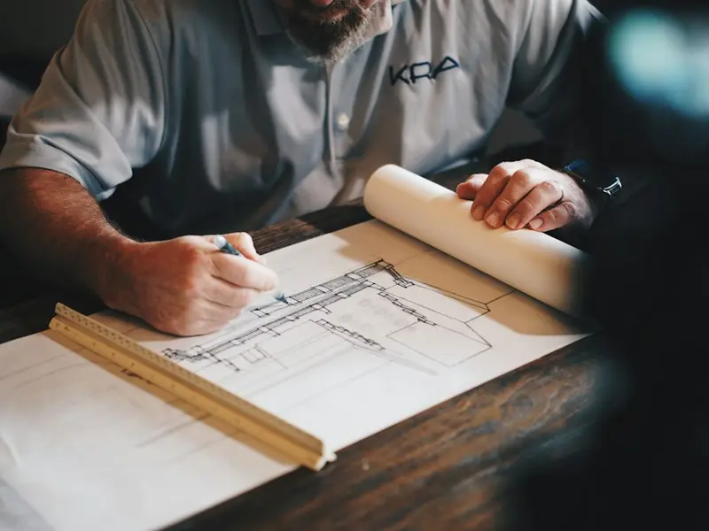 Tavolo da progetto con blueprint e squadra